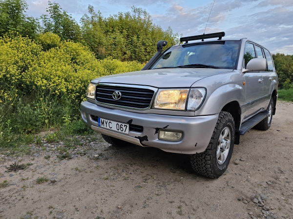 TOYOTA Land Cruiser 100
