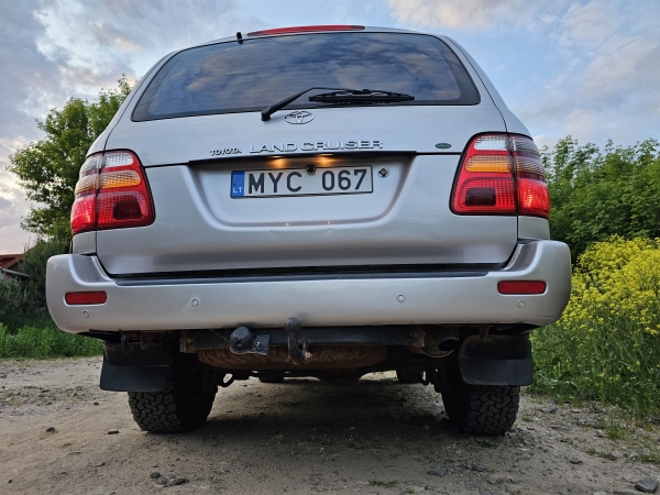 TOYOTA Land Cruiser 100
