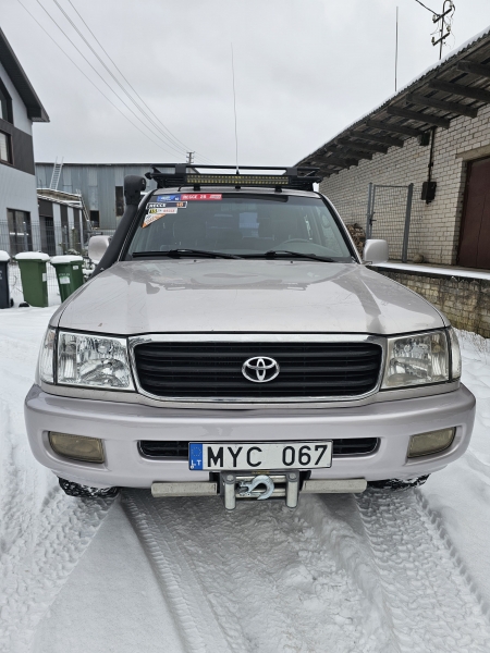 TOYOTA Land Cruiser 100