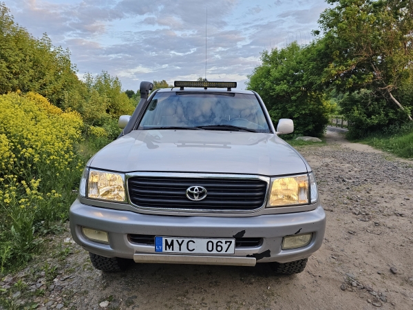 TOYOTA Land Cruiser 100