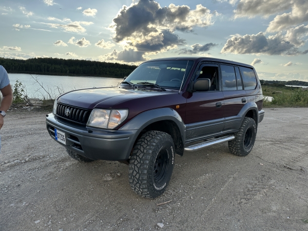 TOYOTA Land Cruiser 90