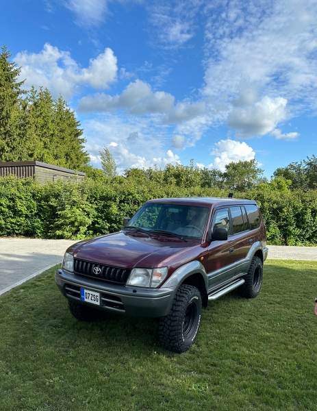 TOYOTA Land Cruiser 90