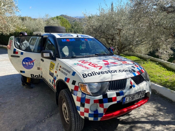 MITSUBISHI L200