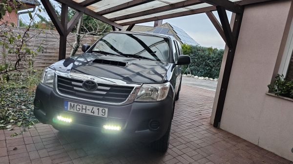 TOYOTA  Hilux
