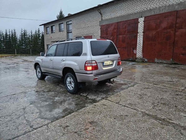 TOYOTA Land Cruiser 100 