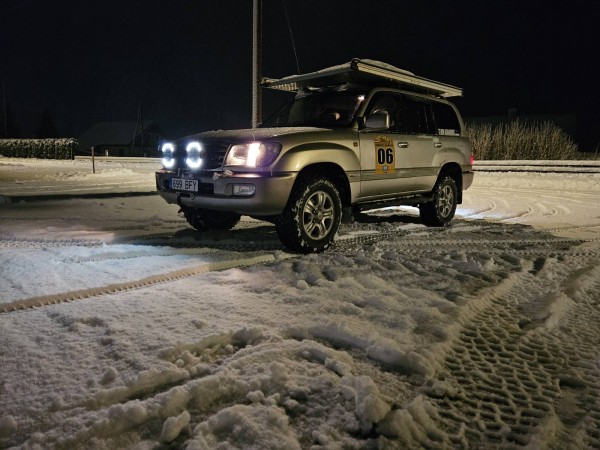 TOYOTA Land Cruiser 100 