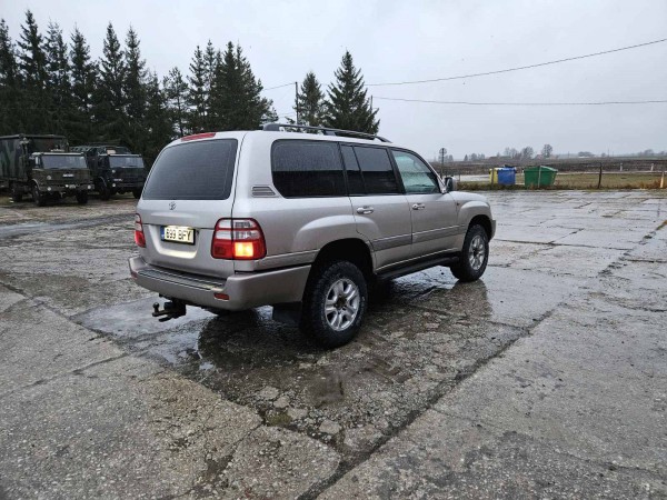 TOYOTA Land Cruiser 100 