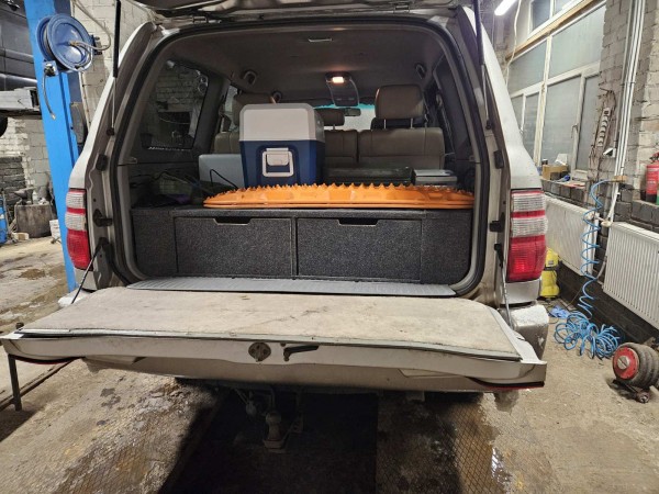 TOYOTA Land Cruiser 100 