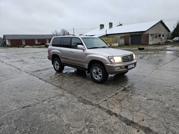 TOYOTA Land Cruiser 100 