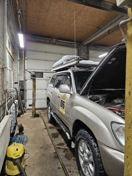 TOYOTA Land Cruiser 100 