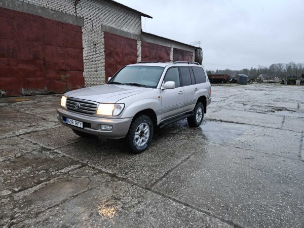 TOYOTA Land Cruiser 100 